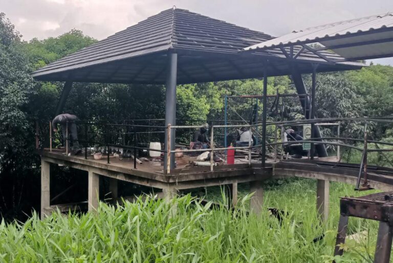 menggunakan genteng beton hmd